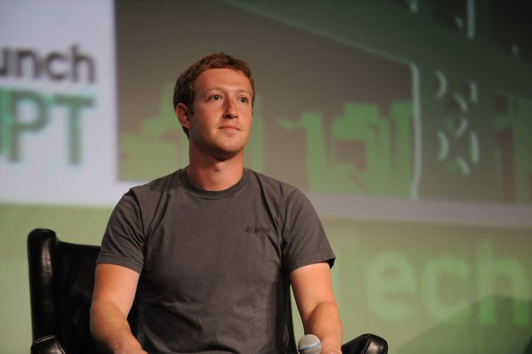 Titolo Facebook crolla: si dimette il capo della sicurezza facebook