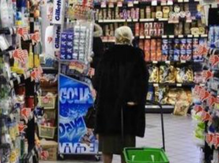 Pensionata sviene per la fame all'interno di un supermercato Pensionata sviene per la fame all'interno di un supermercato