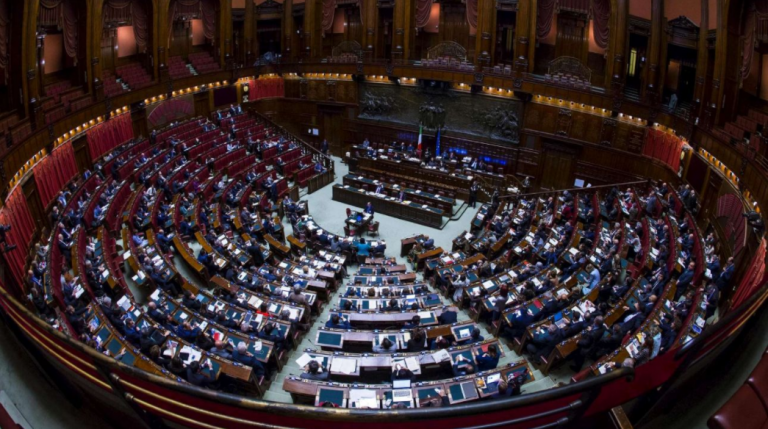 Alla scoperta di Roberto Fico, dal 'giallo' del Master alla Camera