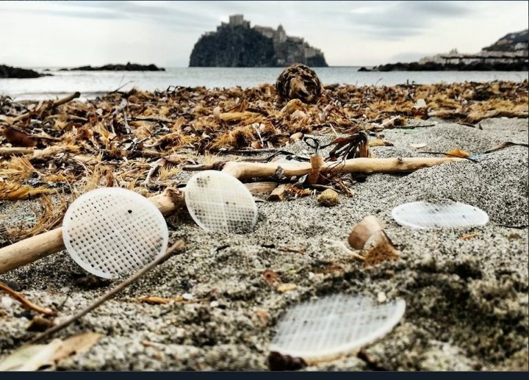 Mistero dischetti di plastica in mare: sequestrato depuratore di Capaccio
