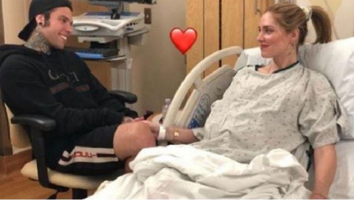 Ferragni gravidanza, Fedez prova a parlare inglese ma lei lo boccia