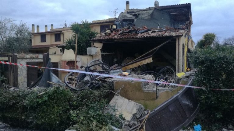Montalto di Castro, esplosione in appartamento: morto un 26enne. Grave la compagna