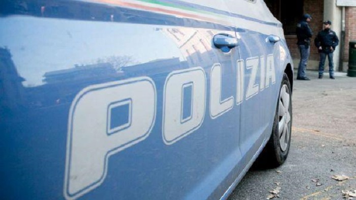 macchina polizia corpo carbonizzato