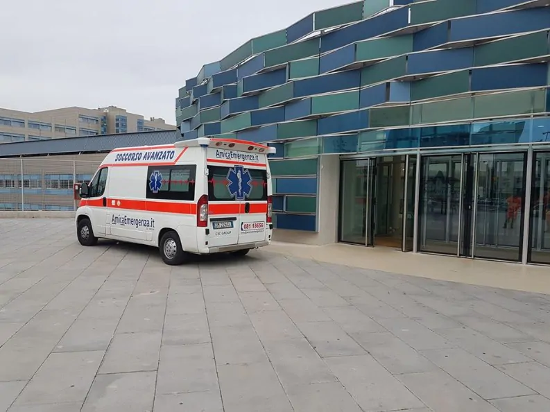 Ambulanza davanti all'ospedale