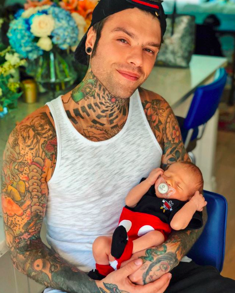 Fedez con il piccolo Leone