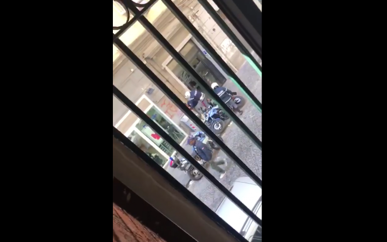 napoli, poliziotti violenti poliziotti