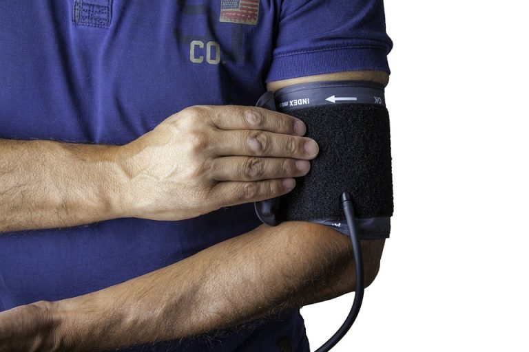 Come si misura la pressione arteriosa con lo sfigmomanometro sfigmomanometro
