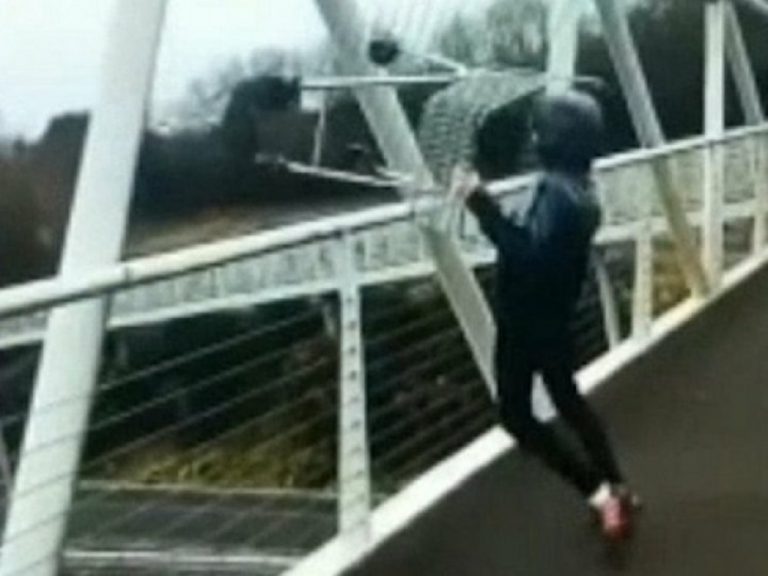 ragazzo lancia carrello