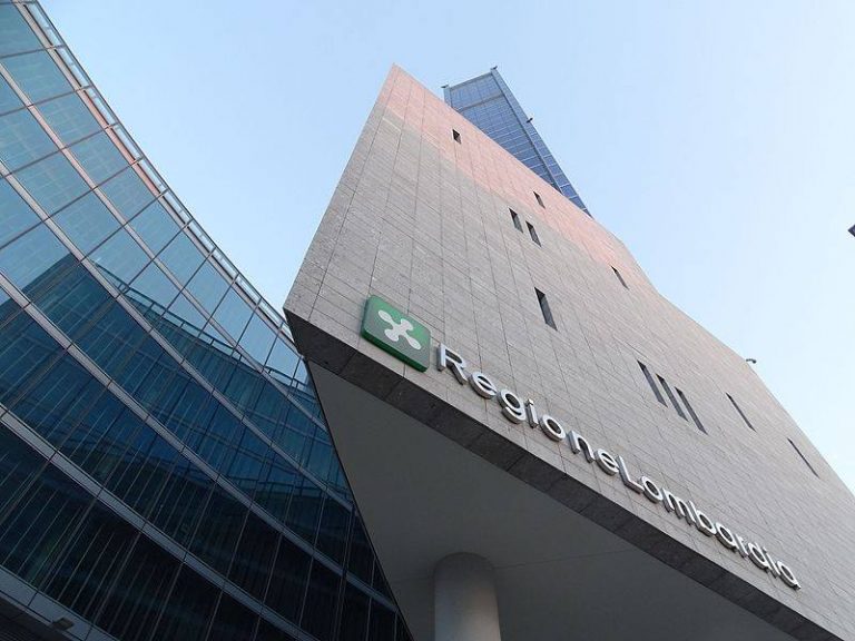 Regione, donna si getta dal settimo piano Regione, donna si getta dal settimo piano