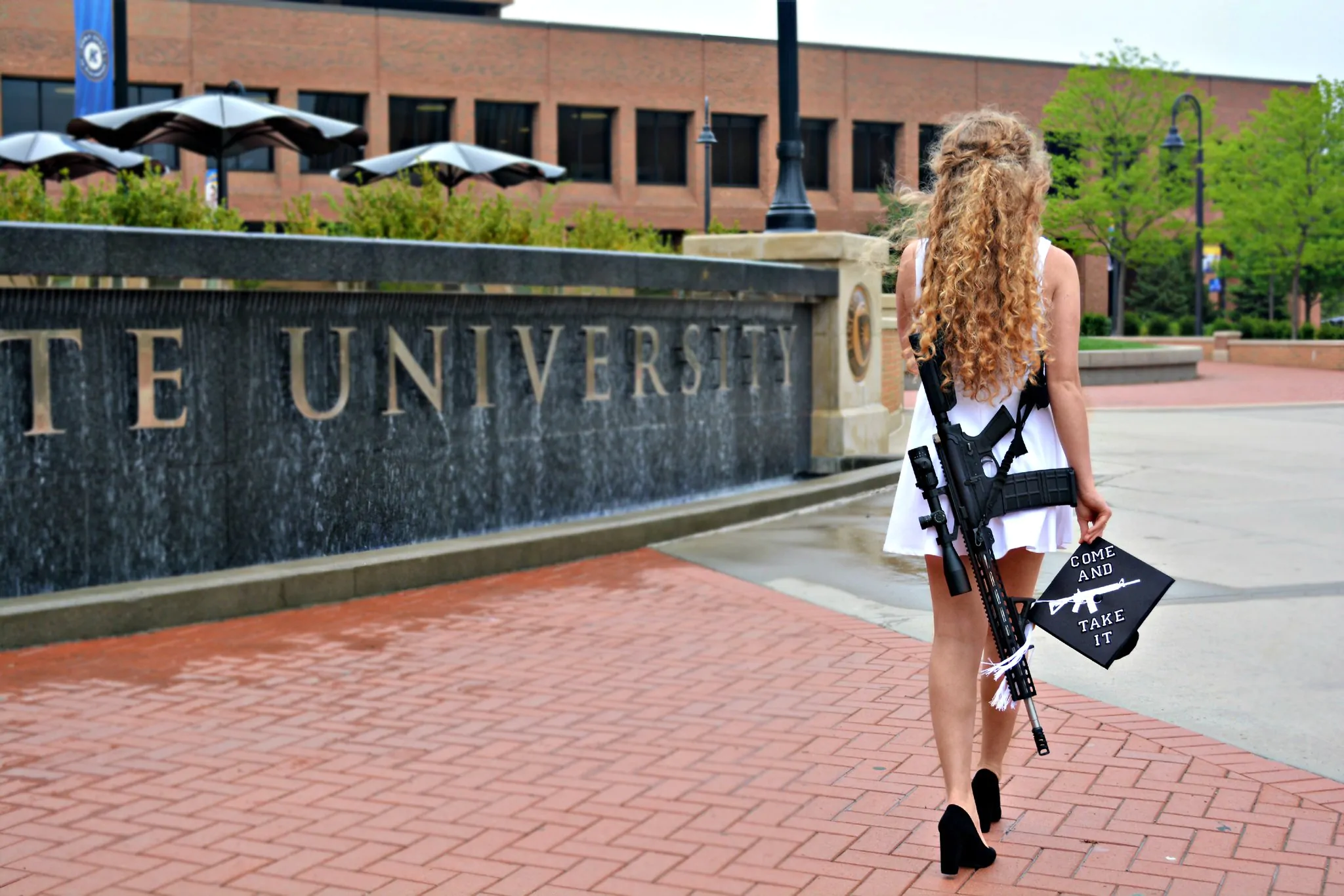 Studentessa porta fucile alla laurea