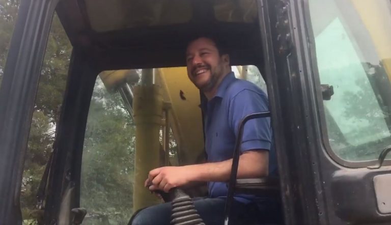 Matteo Salvini su Facebook, Prove di Ruspa Matteo Salvini su Facebook, Prove di Ruspa