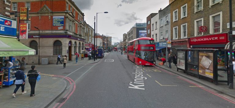 Tre uomini hanno riportato danni da sostanze nocive a Londra Tre uomini hanno riportato danni da sostanze nocive a Londra