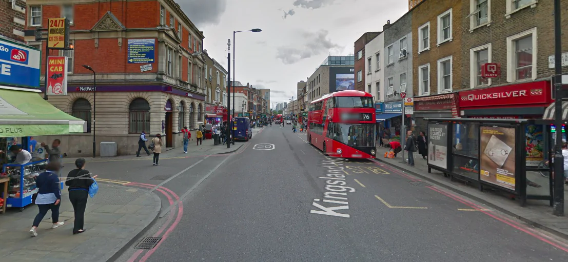 Tre uomini hanno riportato danni da sostanze nocive a Londra