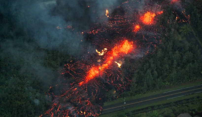 La colata di lava che sta minacciando l'isola