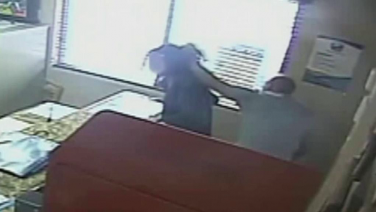Violenza da parte di un agente di polizia sulla figlia 14enne Violenza da parte di un agente di polizia sulla figlia 14enne