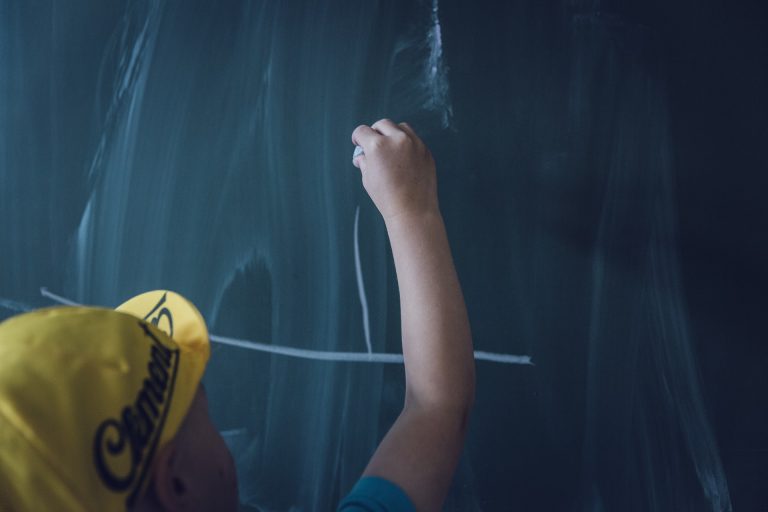 bambino scrive alla lavagna diabetico