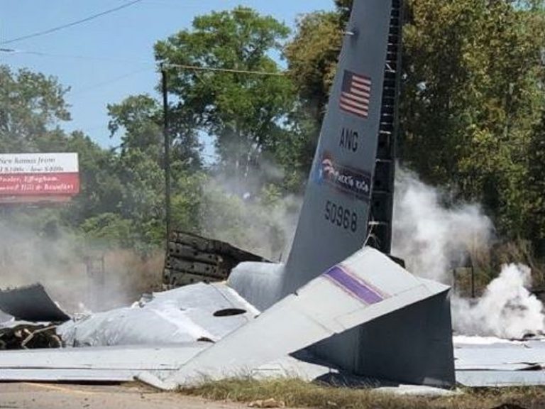 Aereo militare si schianta al suolo a Savannah. 9 morti