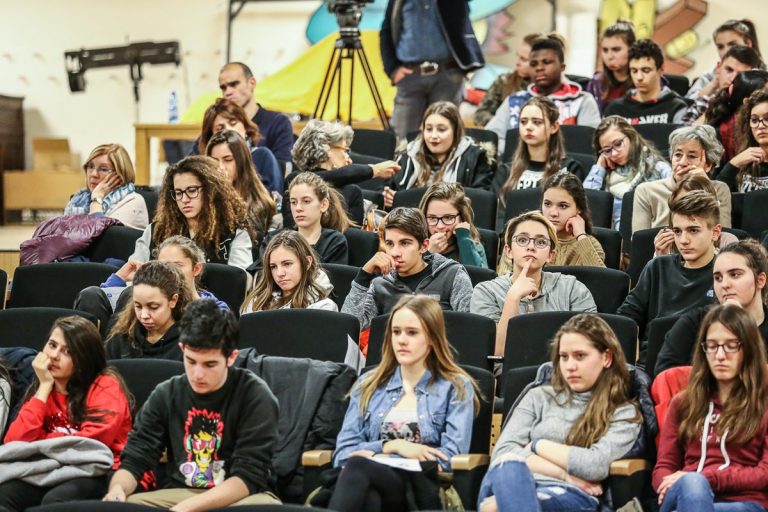 studenti contro dress code 768x512