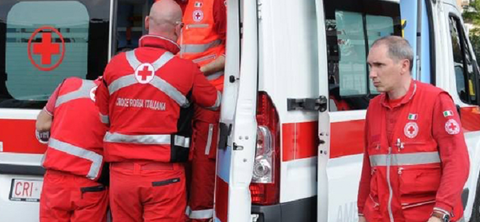 retromarcia nel vialetto di casa e investe la moglie