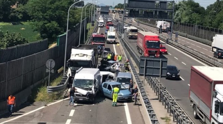 mestre grave incidente alla rotonda un morto e feriti