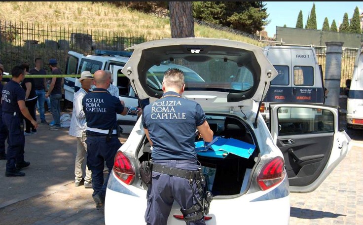 Poliziotti al lavoro