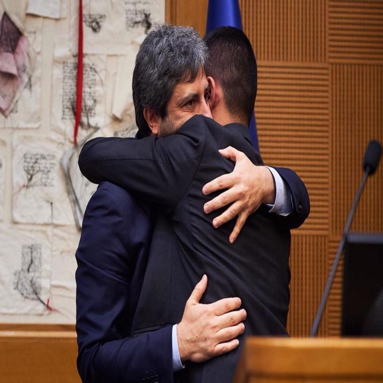 L'abbraccio tra Fico e Di Maio