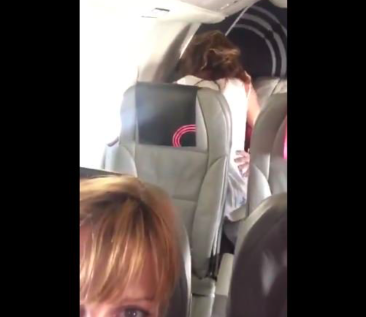 Una coppia è ripresa mentre fa sesso su un aereo Una coppia è ripresa mentre fa sesso su un aereo