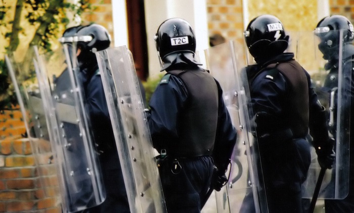 antisommossa maestra insulta polizia