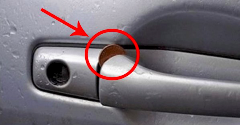 Il trucco della moneta nella maniglia dell'auto