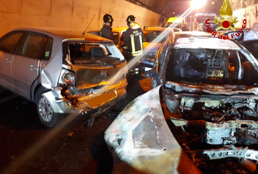 Auto distrutte in galleria