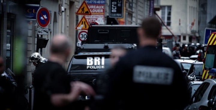Francia, un uomo armato ha catturato due ostaggi a Parigi