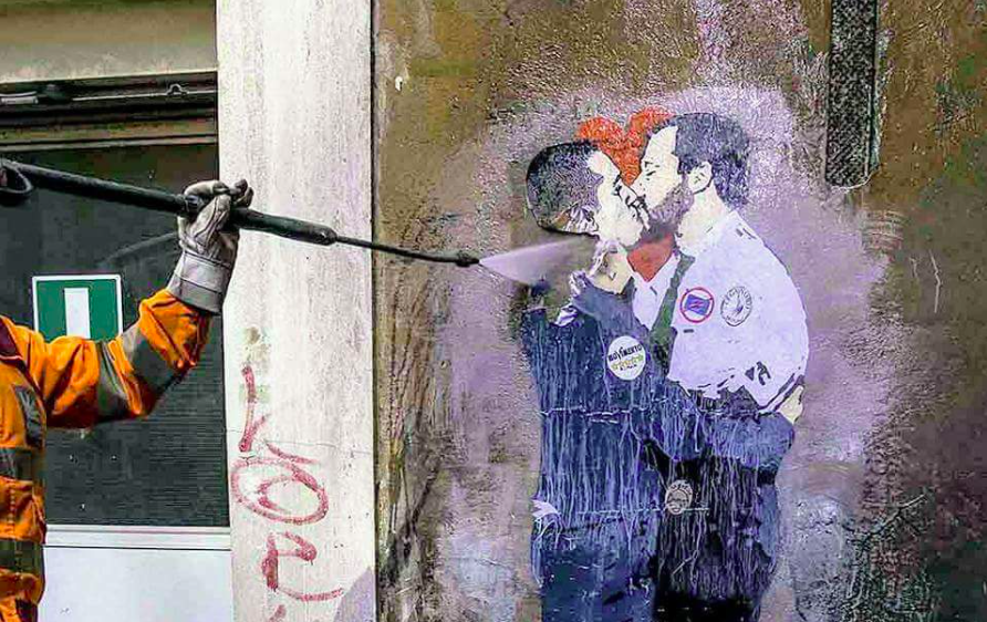 Il bacio tra Salvini e Di Maio