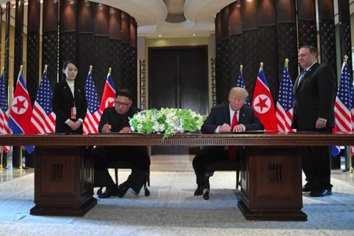 Trump e Kim firmano il trattato