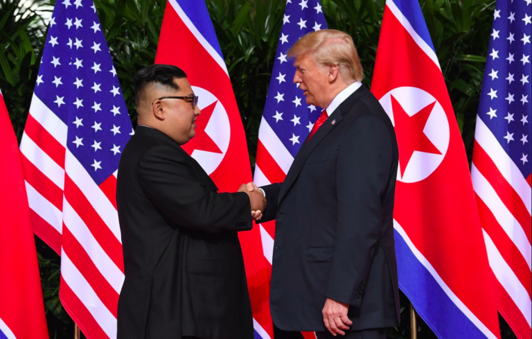 Trump-Kim, storica stretta di mano a Singapore