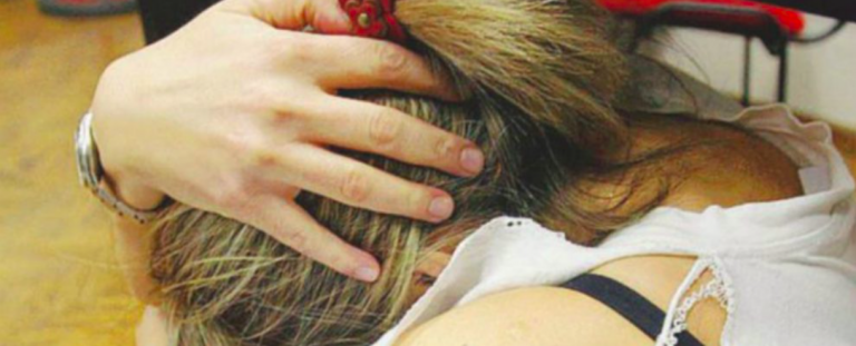 Violentata in classe da un compagno