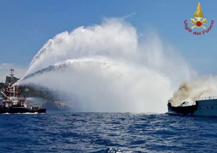 yacht brucia