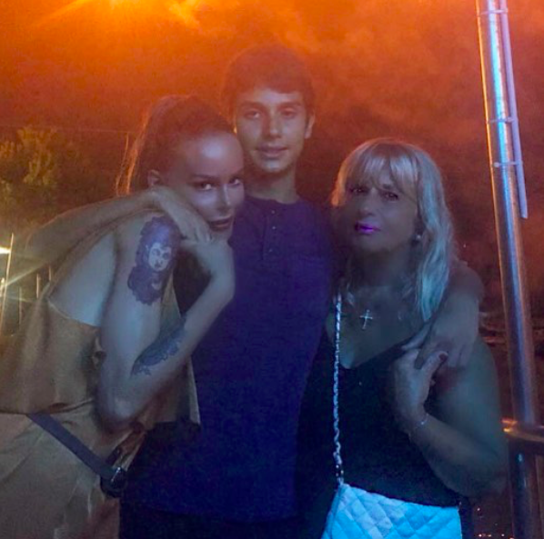 Nina Moric con il figlio Carlos e l'ex suocera