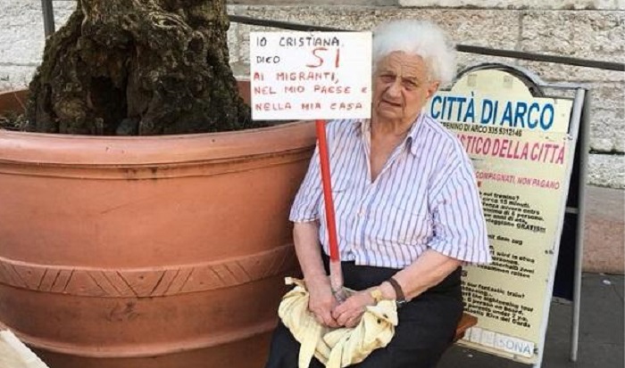 Il sit-in della vecchina di Arco per i migranti