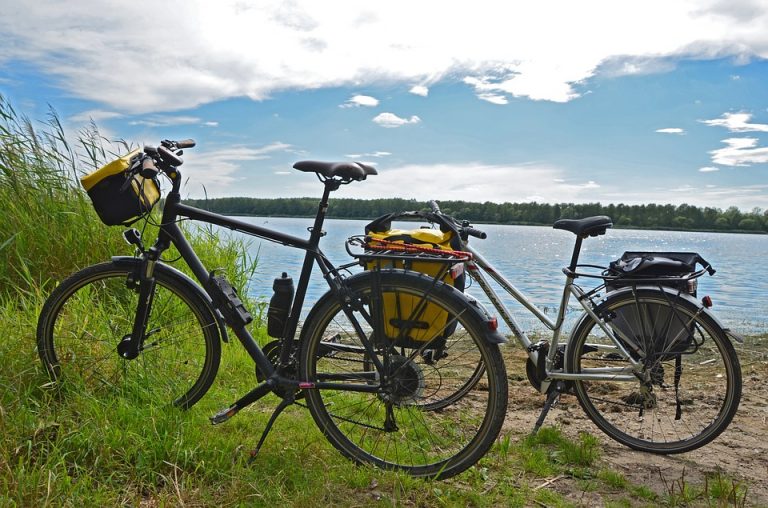 Biciclette a bordo lago
