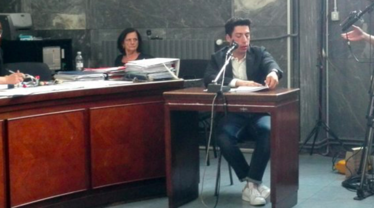 Bossi a processo per la finta laurea