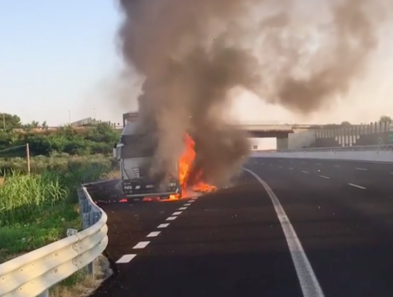 Camion in fiamme in autostrada
