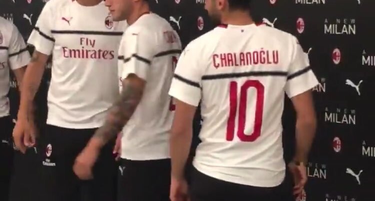 Calhanoglu maglietta sbagliata Calhanoglu maglietta sbagliata