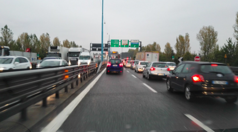 Furgone tra due camion, un morto Furgone tra due camion, un morto