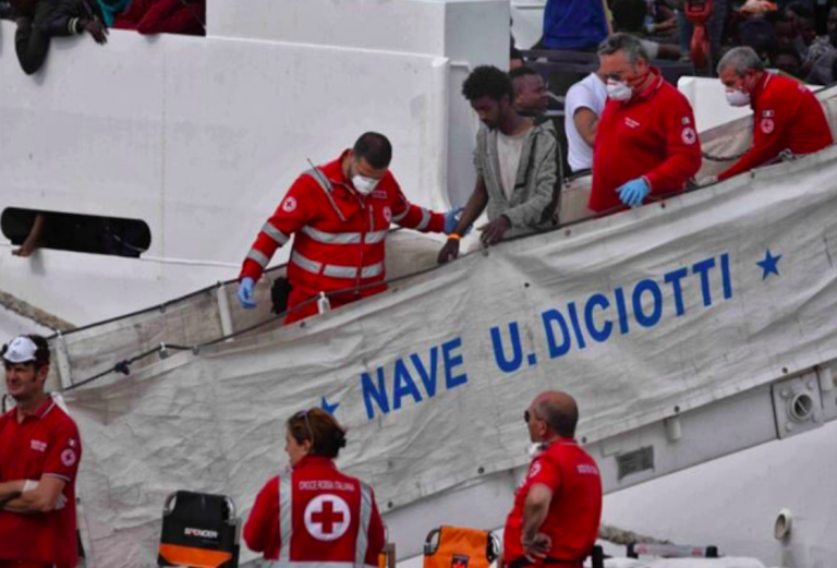 I migranti scendono dalla Diciotti, nella foto pubblicata da Annamaria Furlan