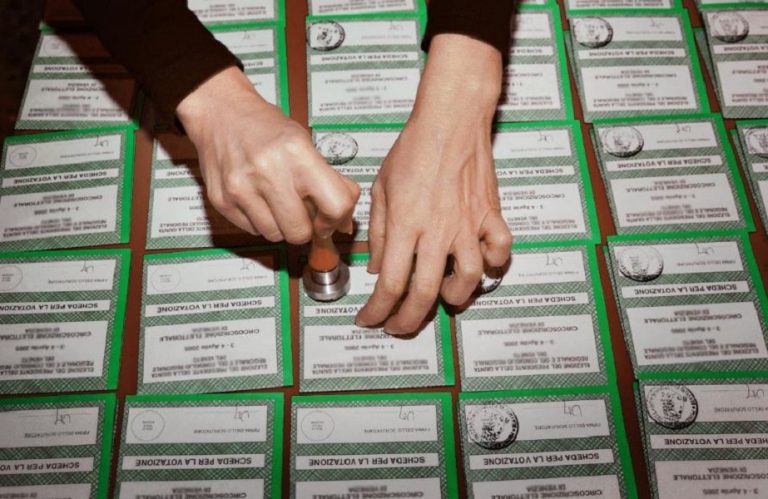 Il voto di un ignorante valga meno di un informato