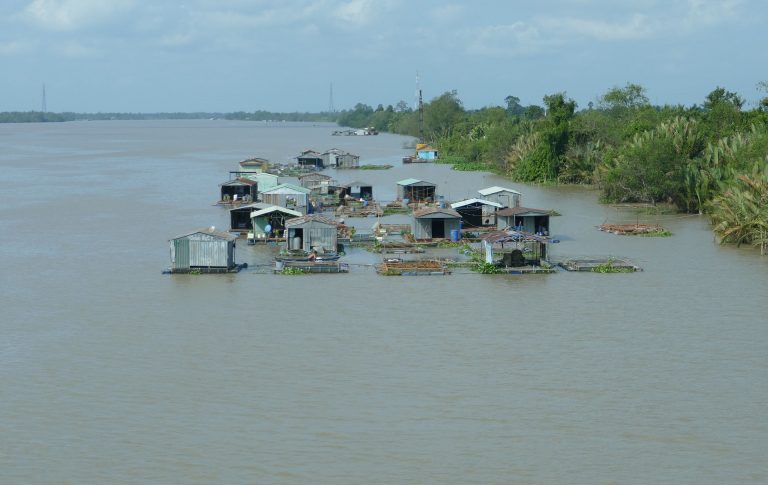 Laos, diga crollata sul Mekong