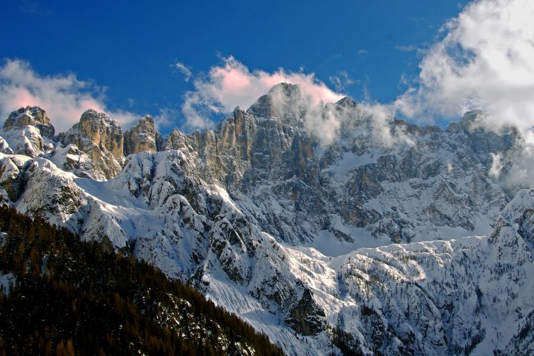Monte Bianco, ritrovata una mano tra i ghiacci