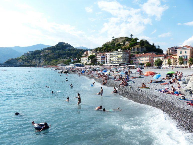 Passeggi in costume? 500 euro di multa Passeggi in costume? 500 euro di multa