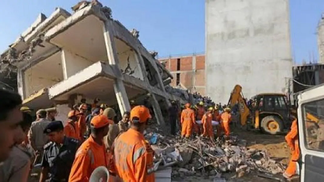 crolla edificio in India, almeno 3 morti