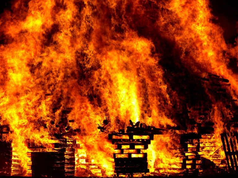 Almeno 85 morti negli incendi in Grecia